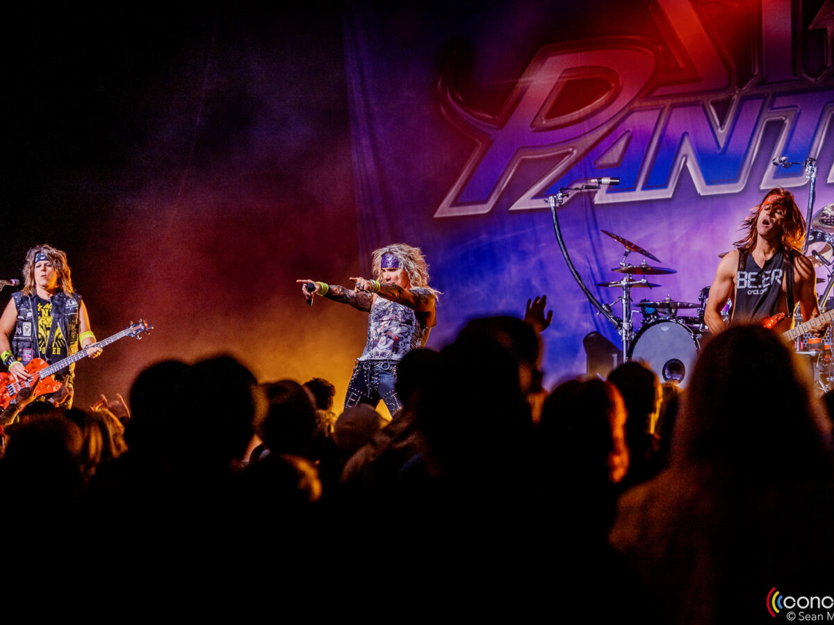 steel-panther-concert-flashing-steel-panther-s-spreading-the